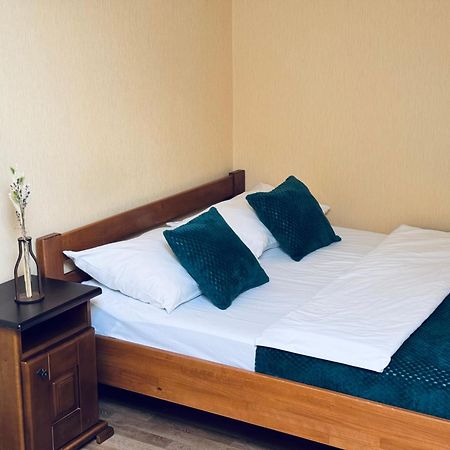 Etna Hotel Lviv Bagian luar foto