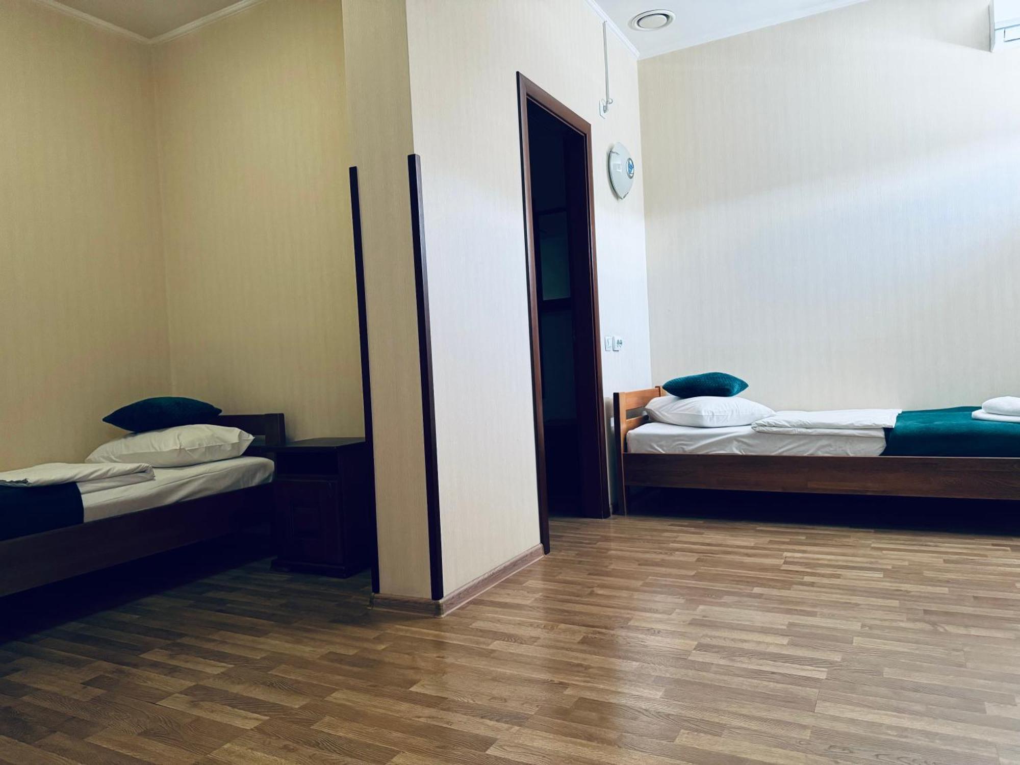Etna Hotel Lviv Bagian luar foto