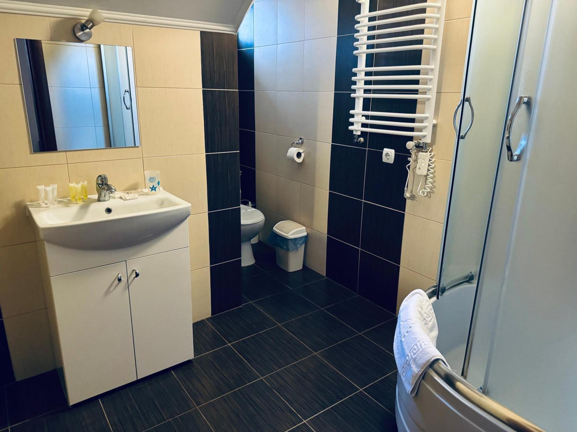 Etna Hotel Lviv Bagian luar foto