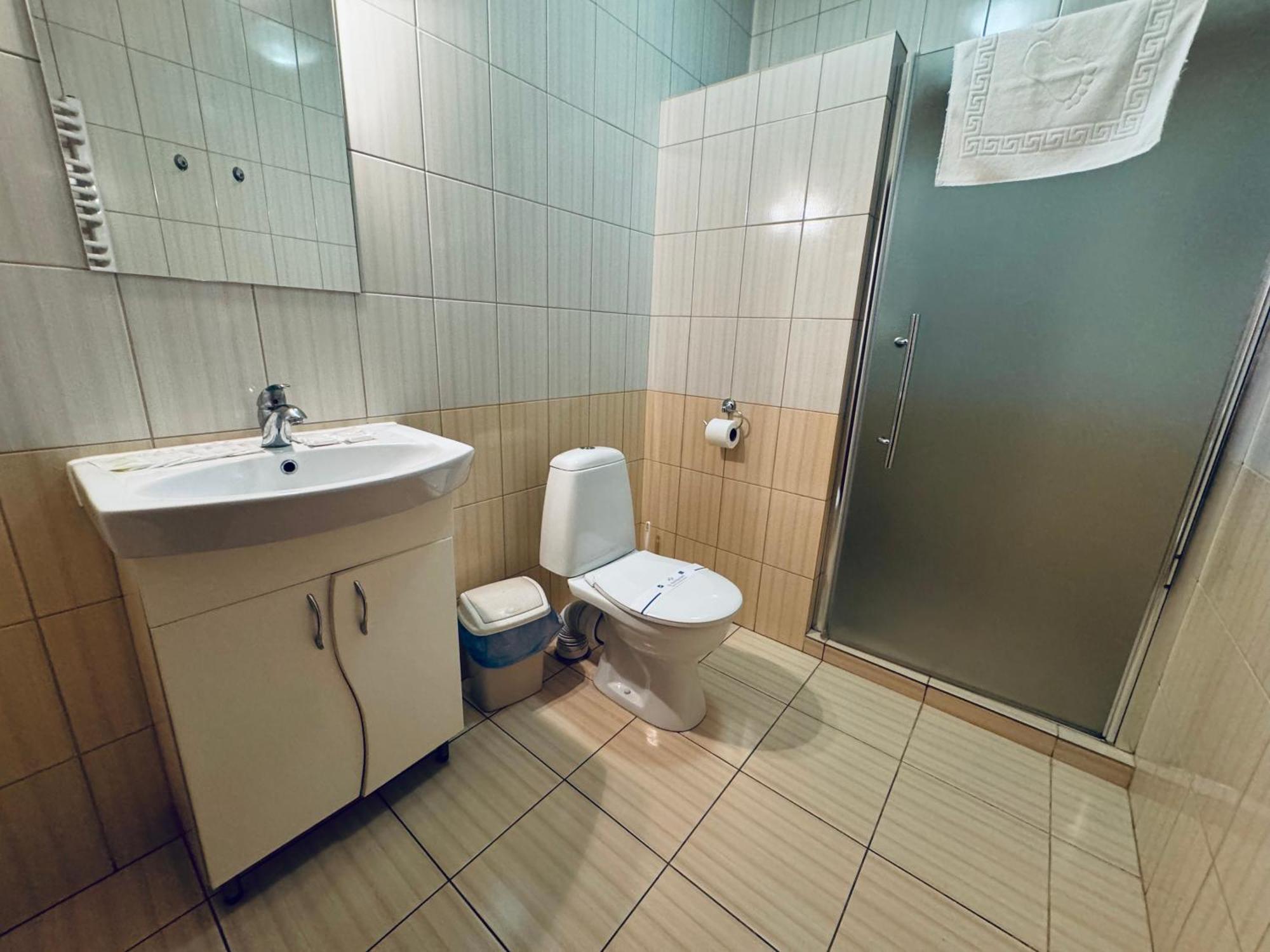 Etna Hotel Lviv Bagian luar foto