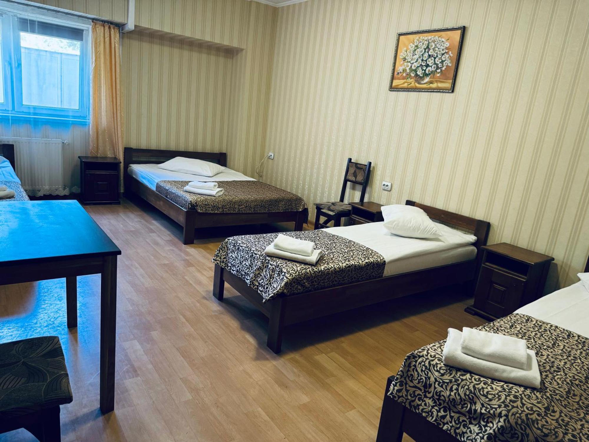 Etna Hotel Lviv Bagian luar foto