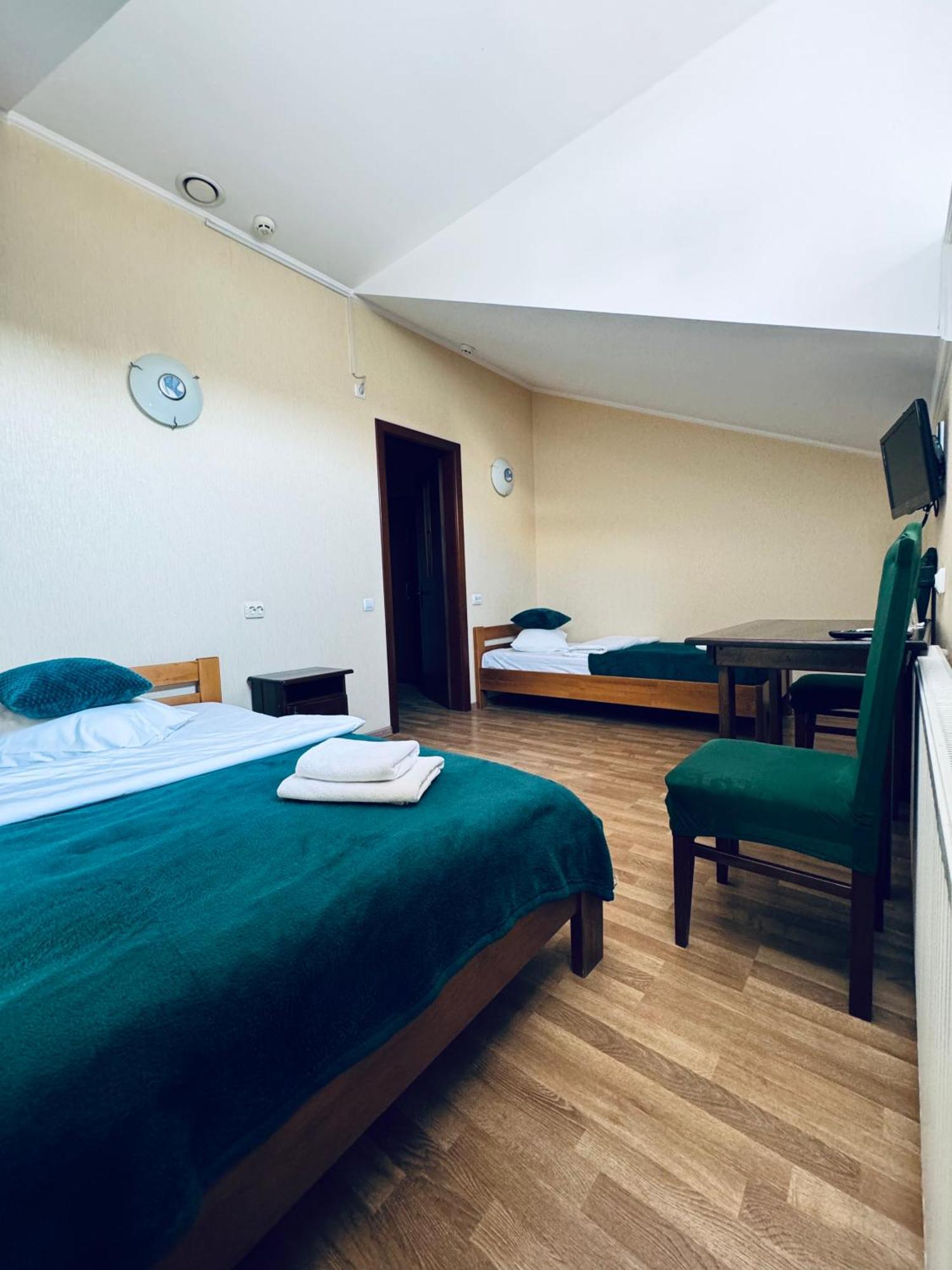 Etna Hotel Lviv Bagian luar foto
