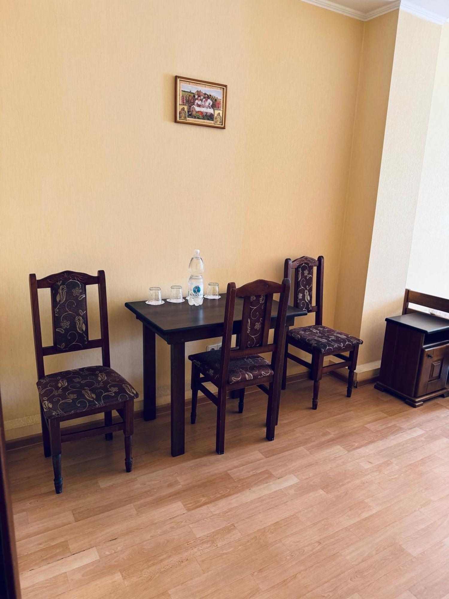 Etna Hotel Lviv Bagian luar foto