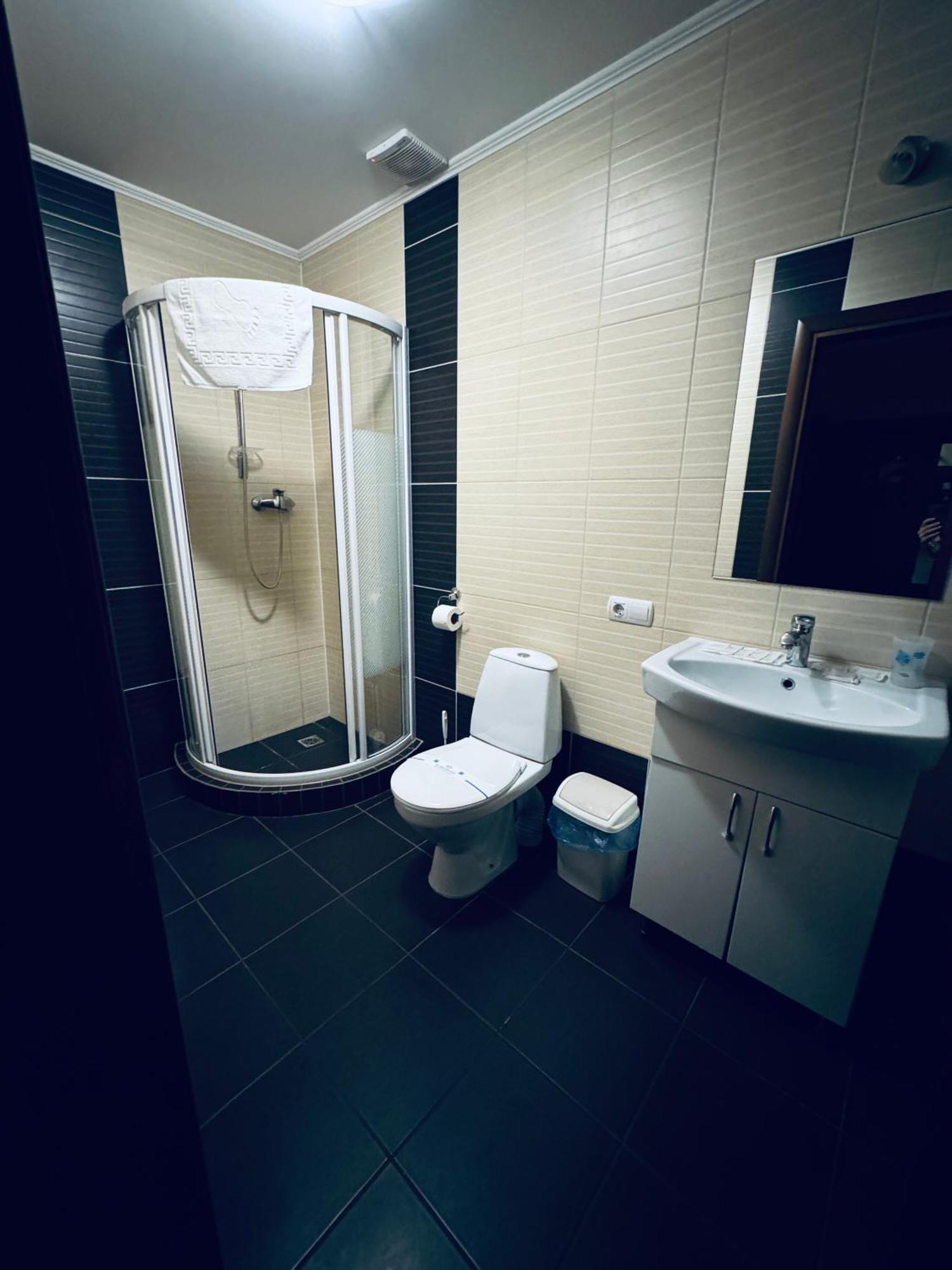 Etna Hotel Lviv Bagian luar foto