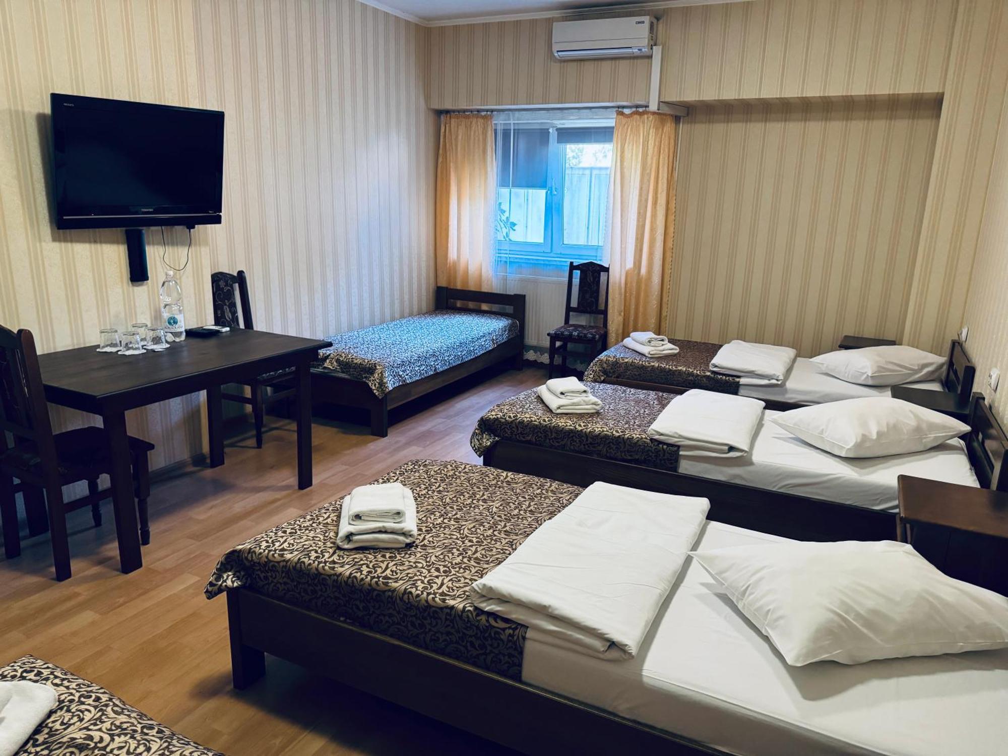 Etna Hotel Lviv Bagian luar foto