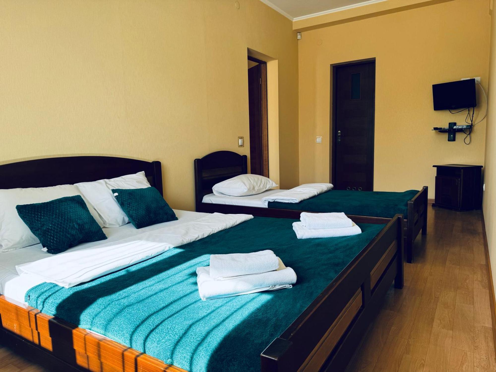 Etna Hotel Lviv Bagian luar foto