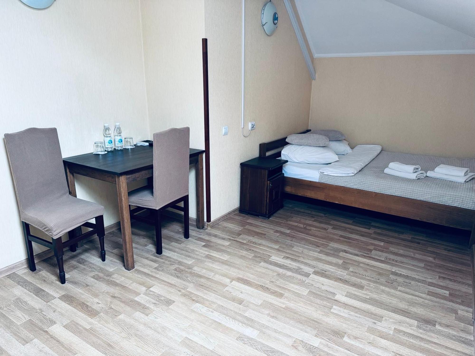 Etna Hotel Lviv Bagian luar foto