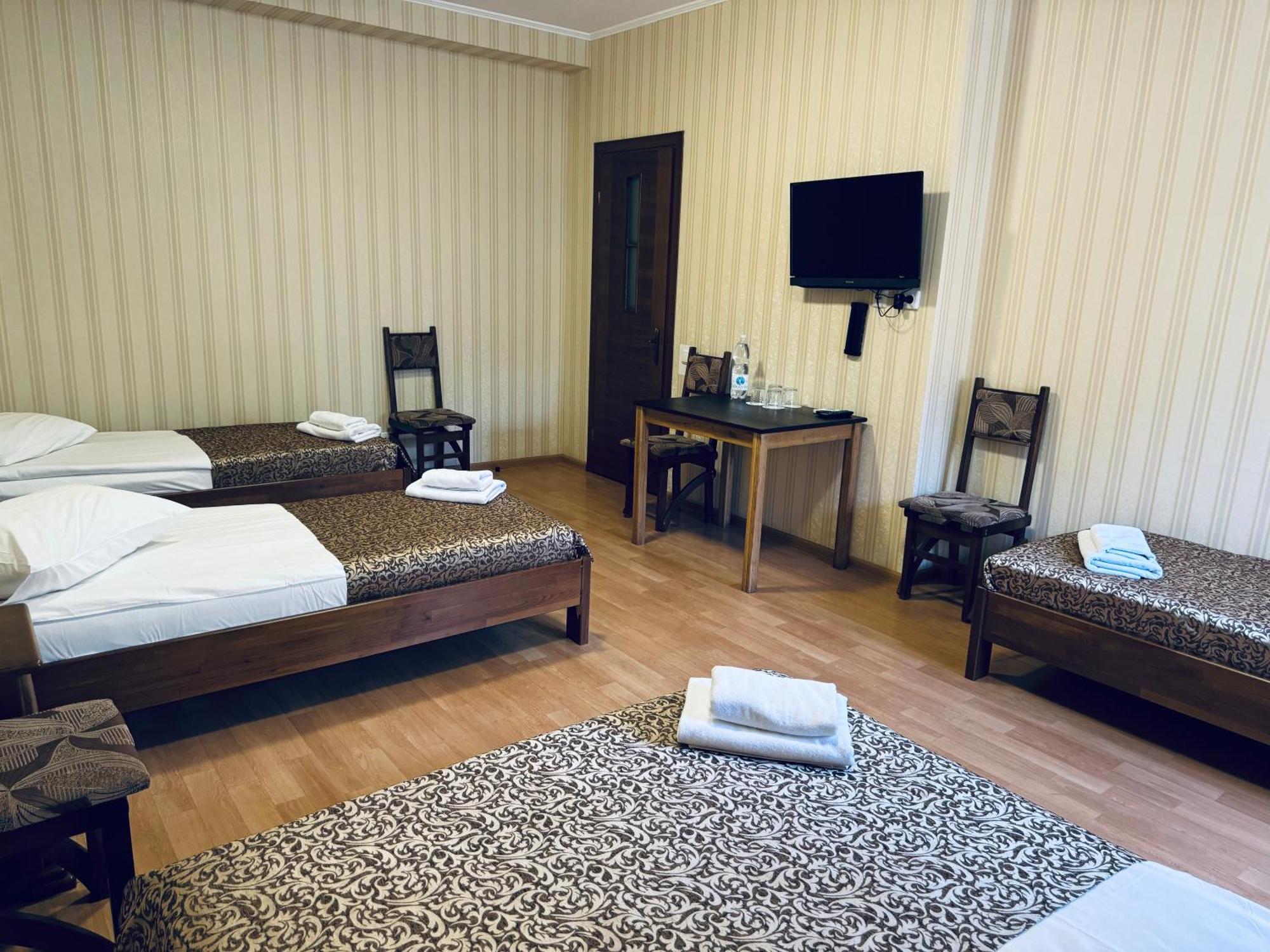 Etna Hotel Lviv Bagian luar foto