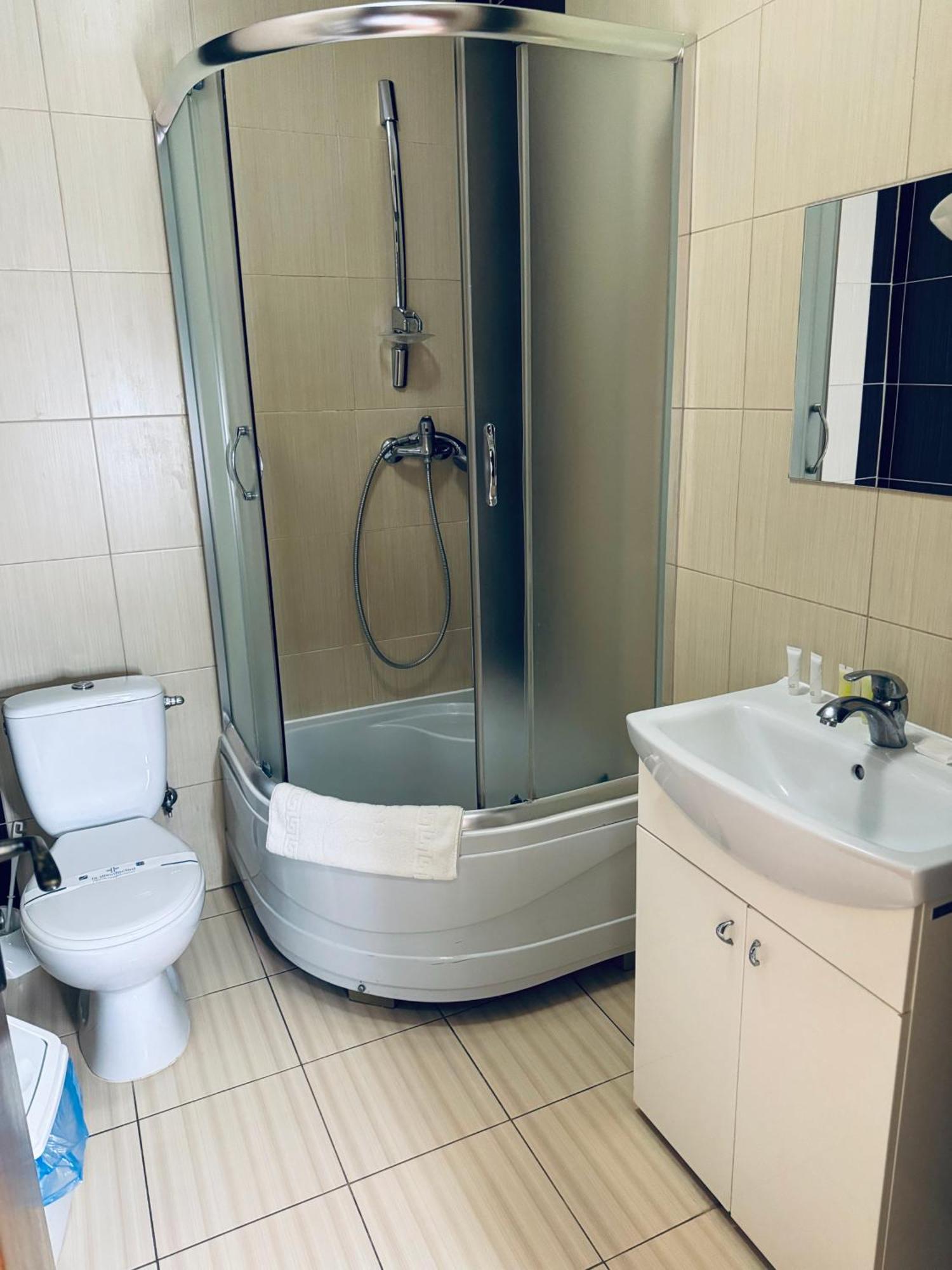 Etna Hotel Lviv Bagian luar foto