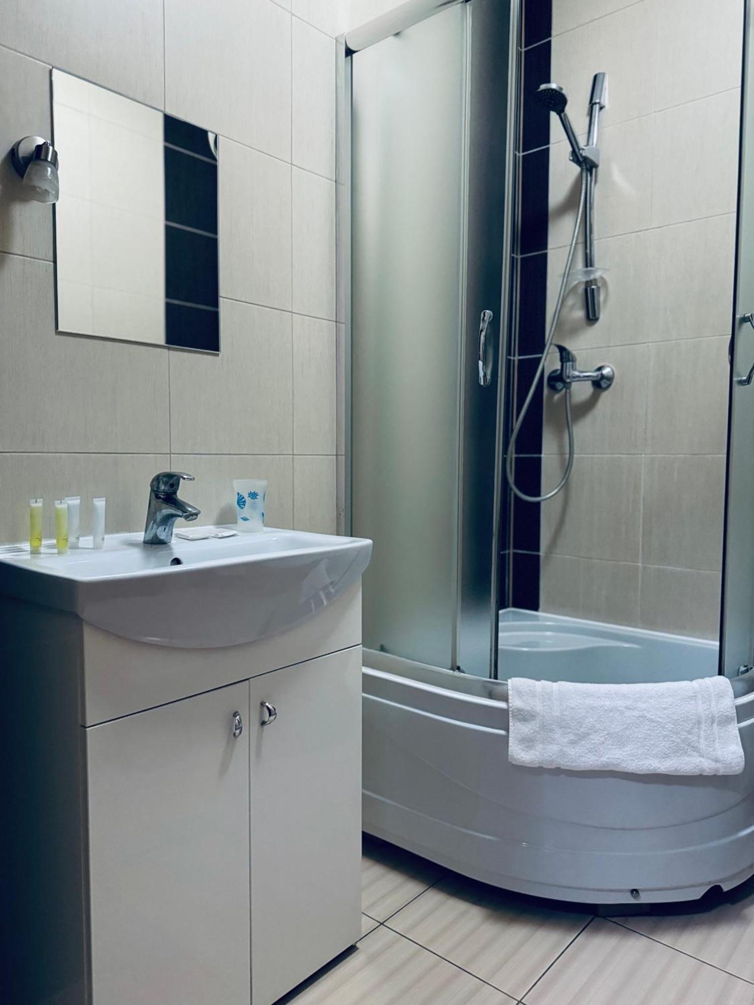 Etna Hotel Lviv Bagian luar foto