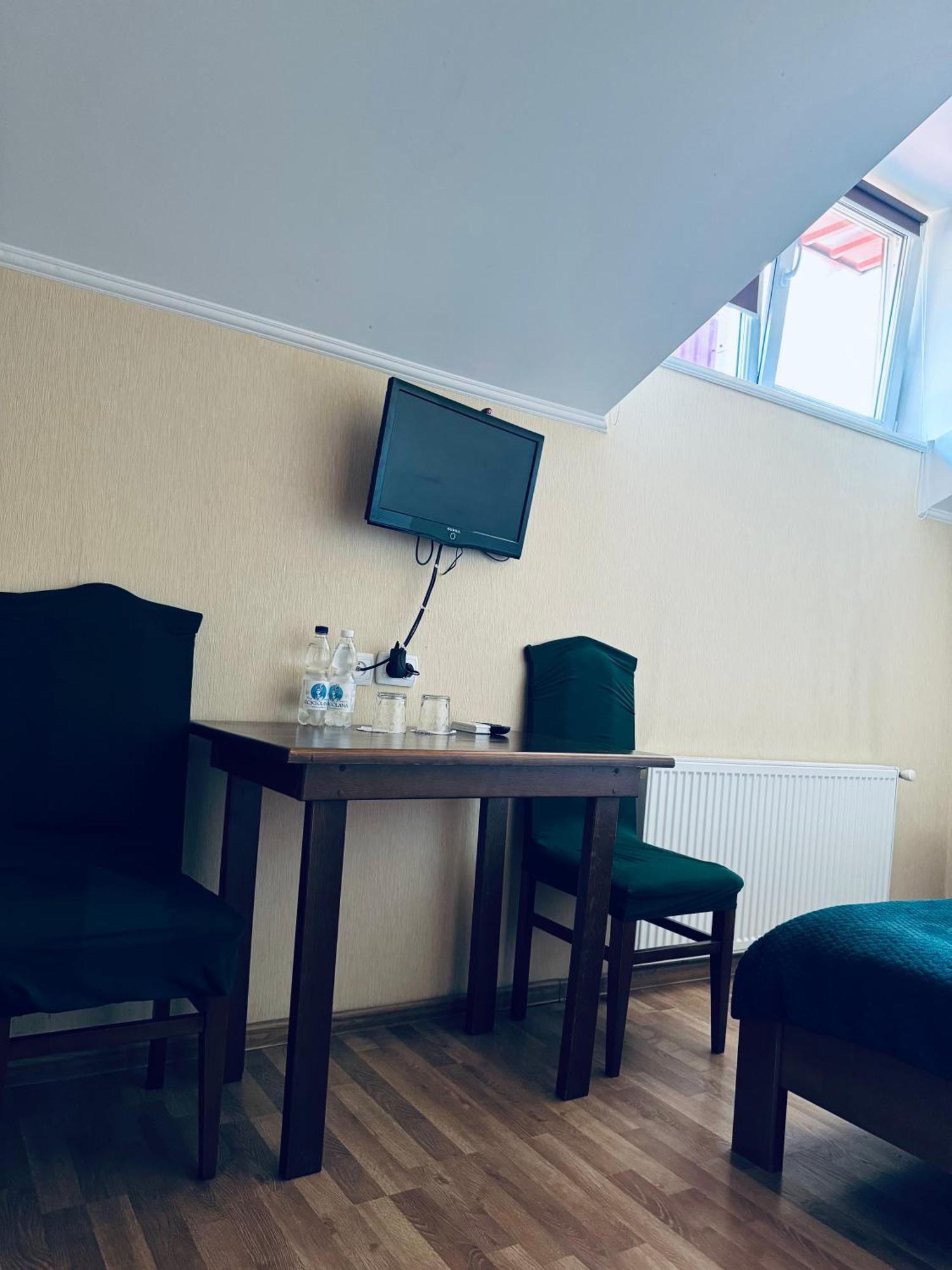 Etna Hotel Lviv Bagian luar foto