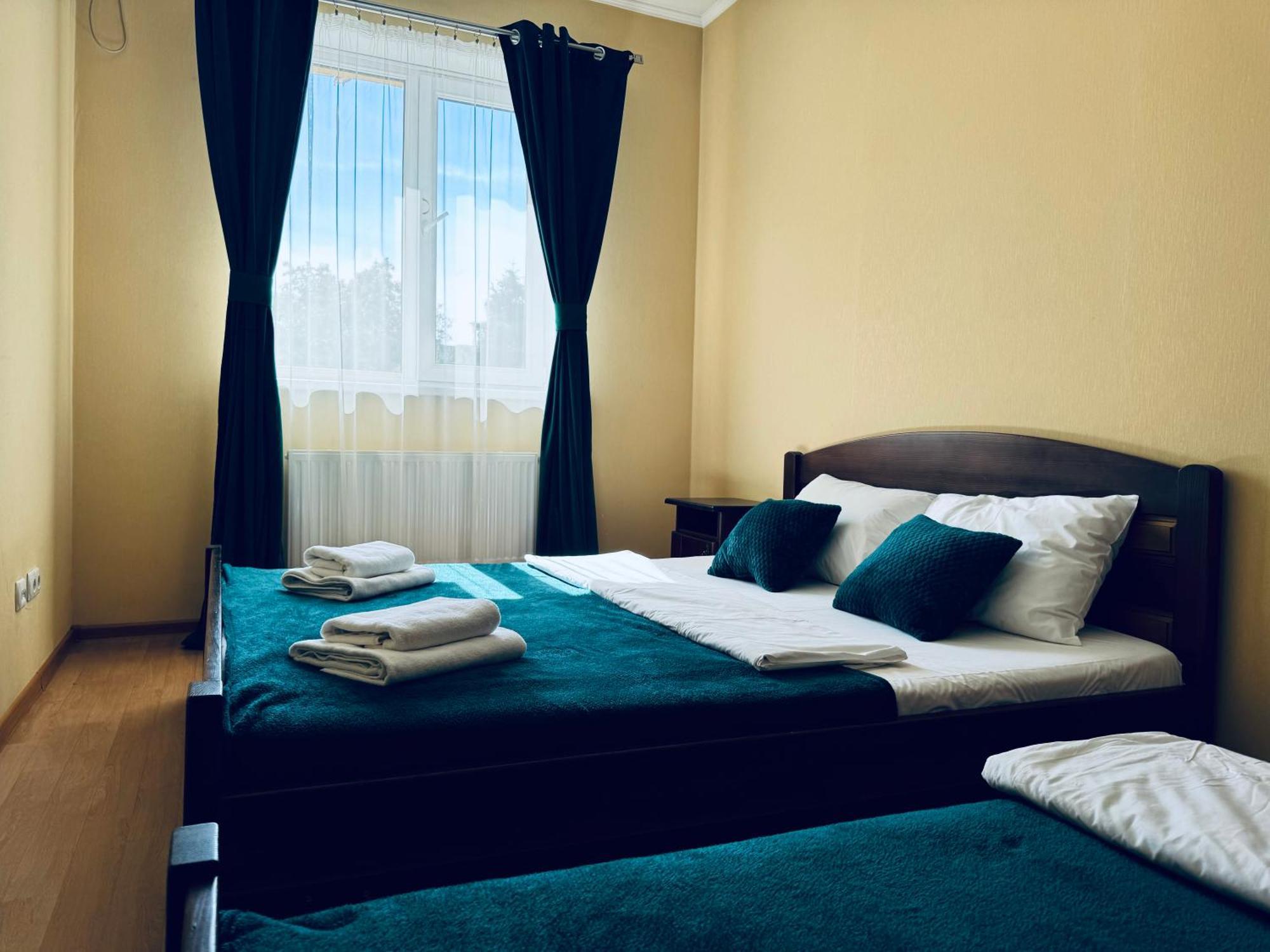 Etna Hotel Lviv Bagian luar foto