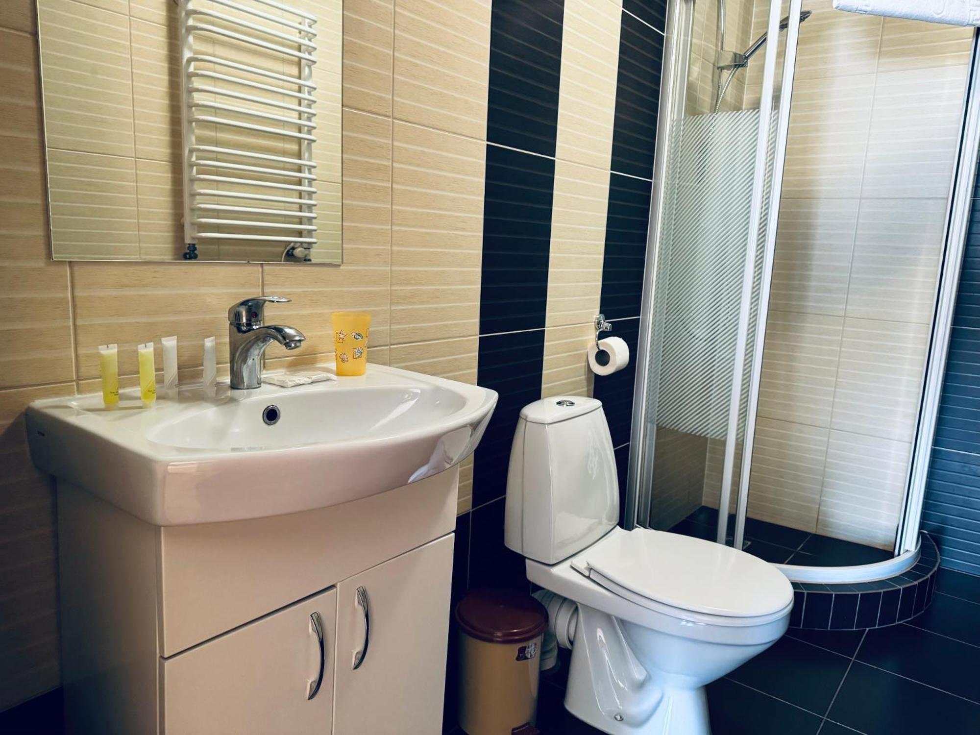 Etna Hotel Lviv Bagian luar foto
