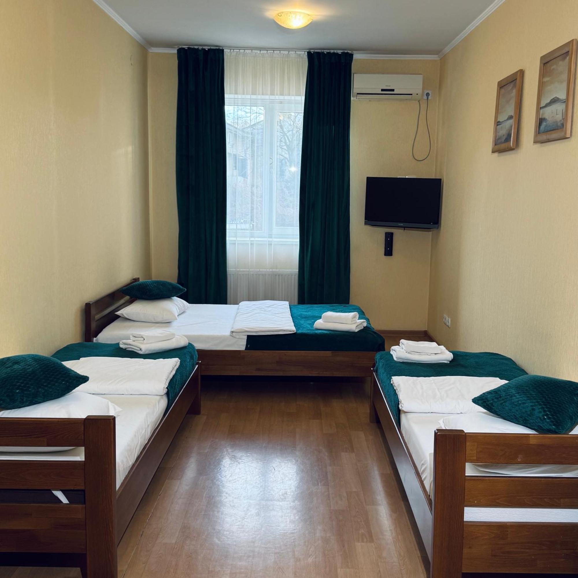 Etna Hotel Lviv Bagian luar foto