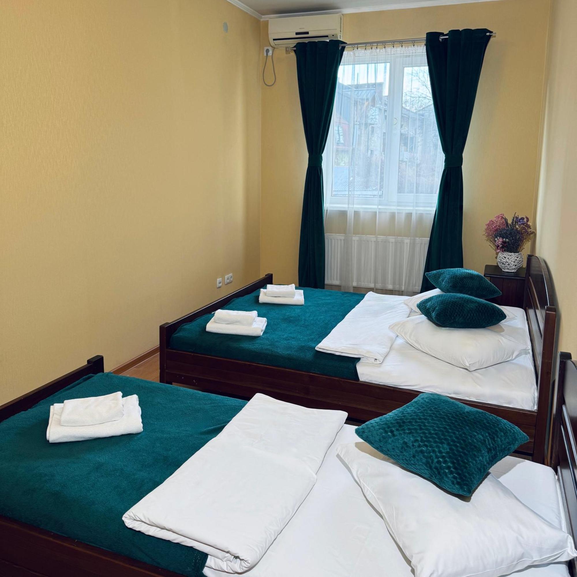 Etna Hotel Lviv Bagian luar foto