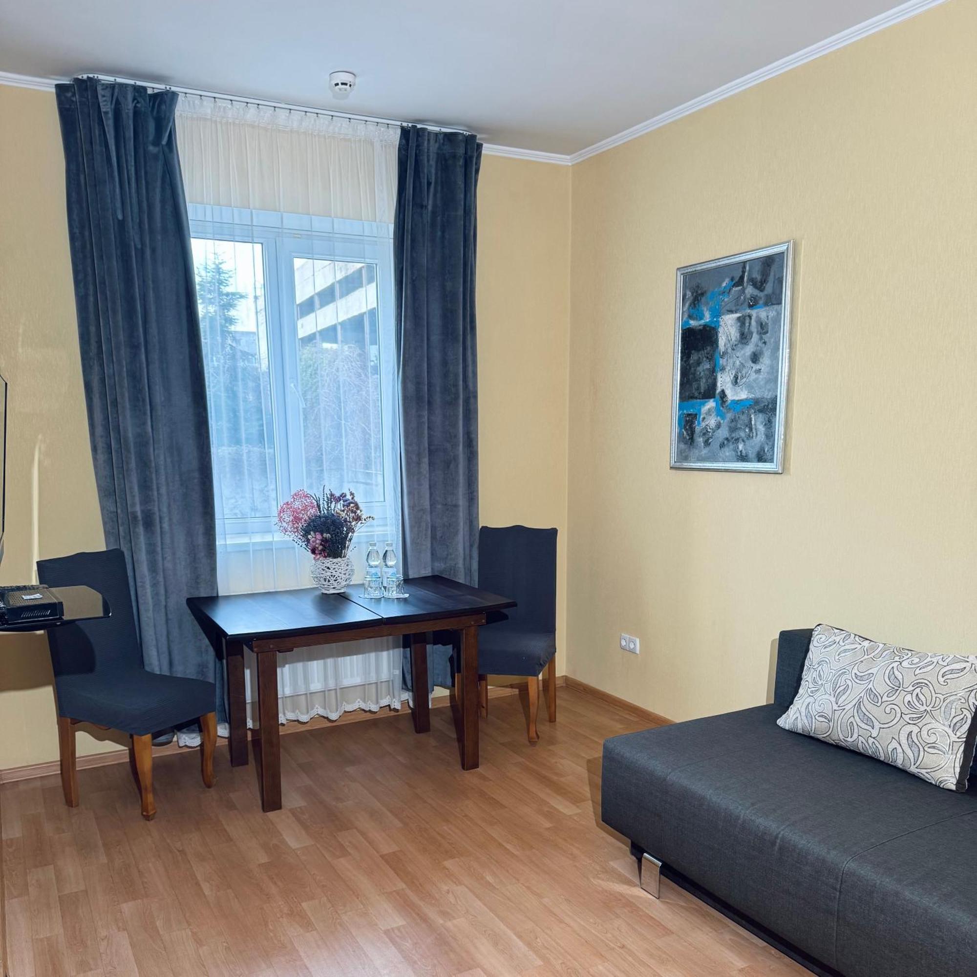 Etna Hotel Lviv Bagian luar foto