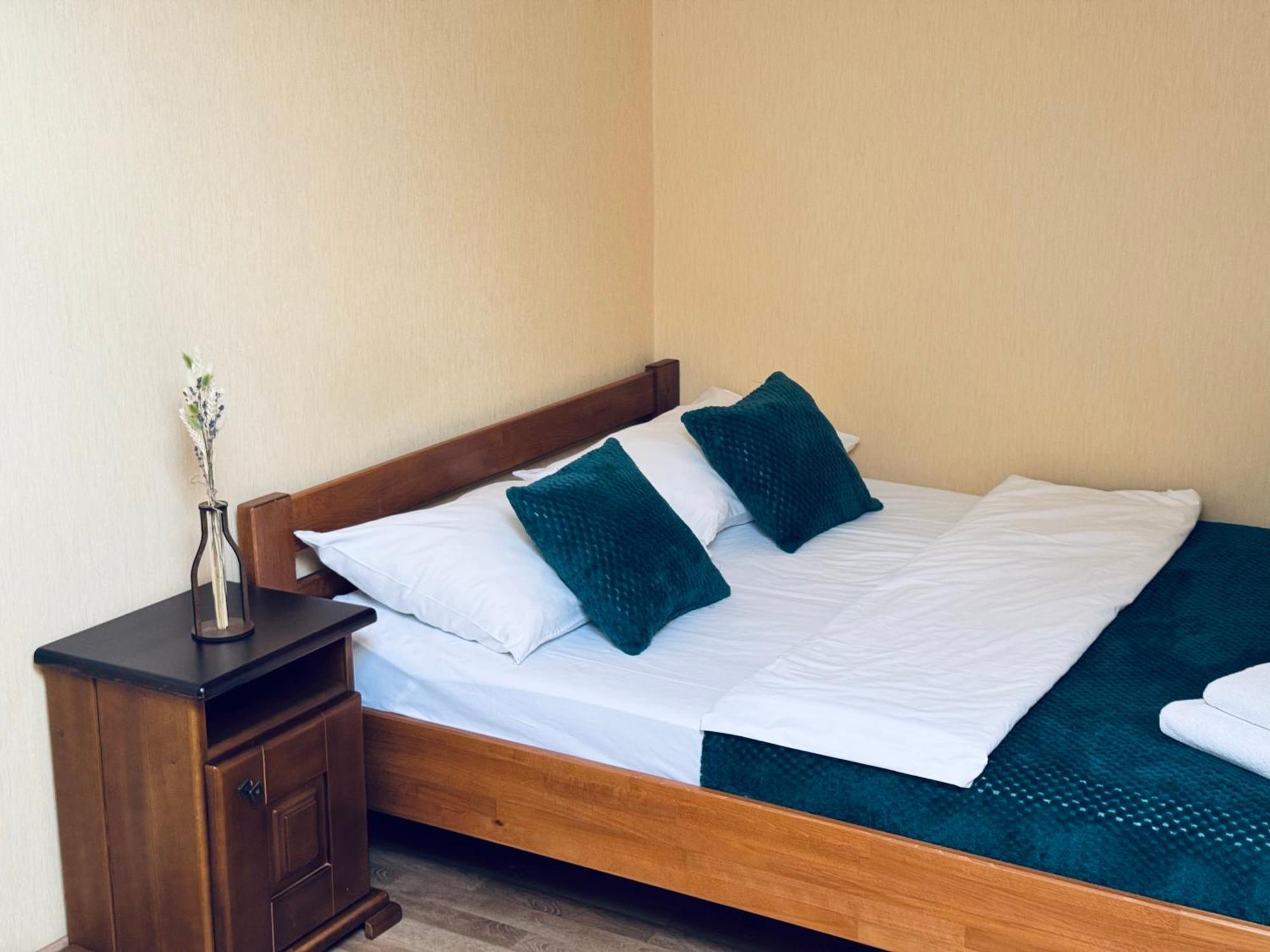 Etna Hotel Lviv Bagian luar foto