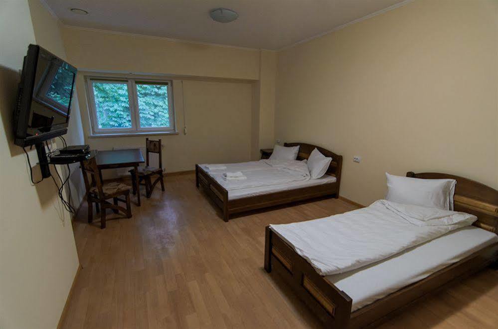 Etna Hotel Lviv Bagian luar foto