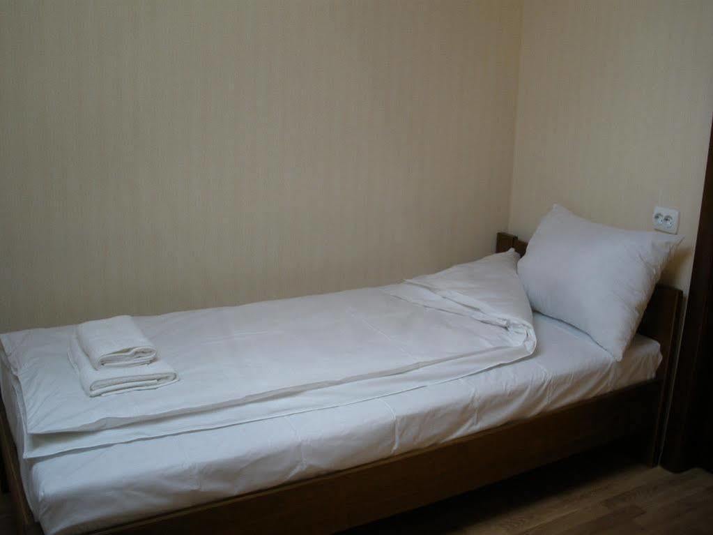 Etna Hotel Lviv Bagian luar foto
